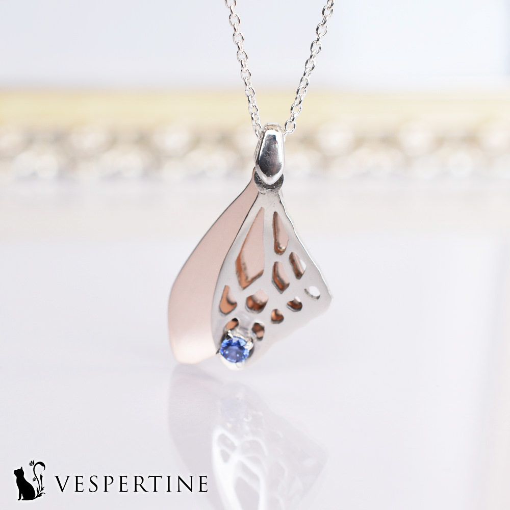 蝶の羽と誕生石のネックレス